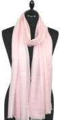 Châle en laine rose pâle