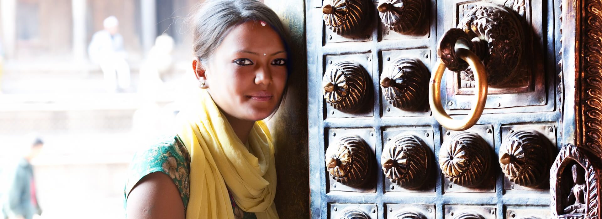 Femme portant une étole en cachemire pashmina