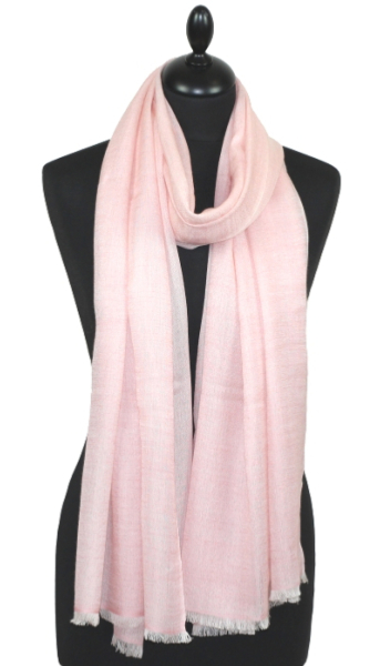 Châle en laine rose pâle