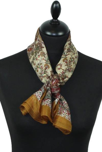 Foulard carré en soie camel