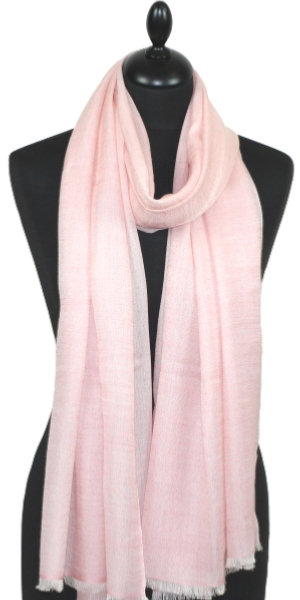 Châle en laine rose pâle