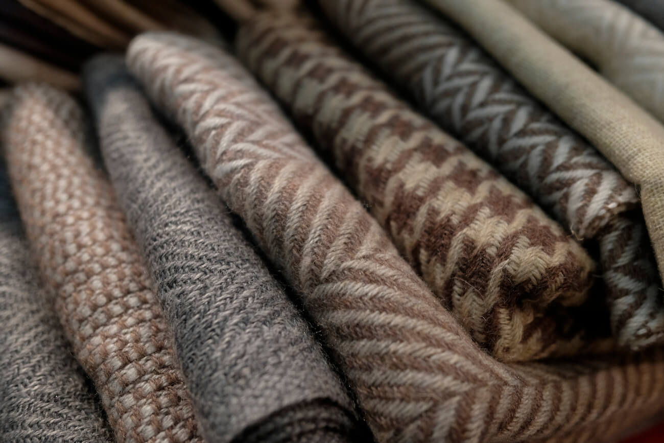 Textures de pashmina, cachemire et soie pour comparer les fibres naturelles