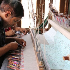 Cashmere shawl with floral motifs inspired by the Kani style, crafted in India using artisanal and semi-mechanized weaving