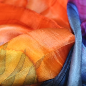 Foulard carré en soie peinte à la main, élégant et polyvalent, pour homme et femme