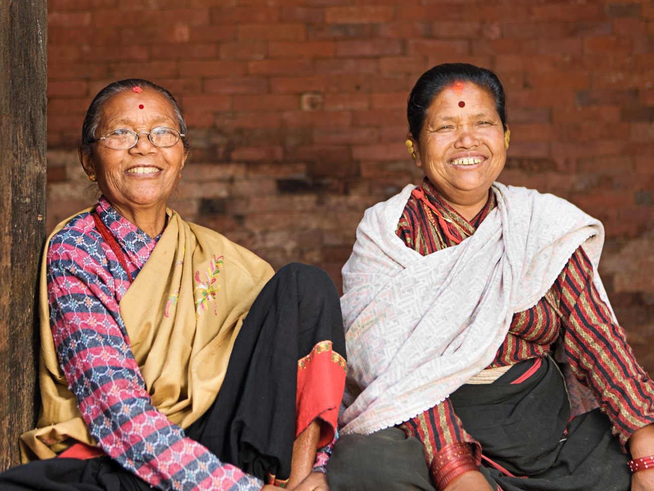 Artisanes n�palaises, savoir-faire textile pour pashmina, cachemire et soie