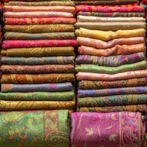 tole en modal et soie aux motifs traditionnels indiens, confection artisanale