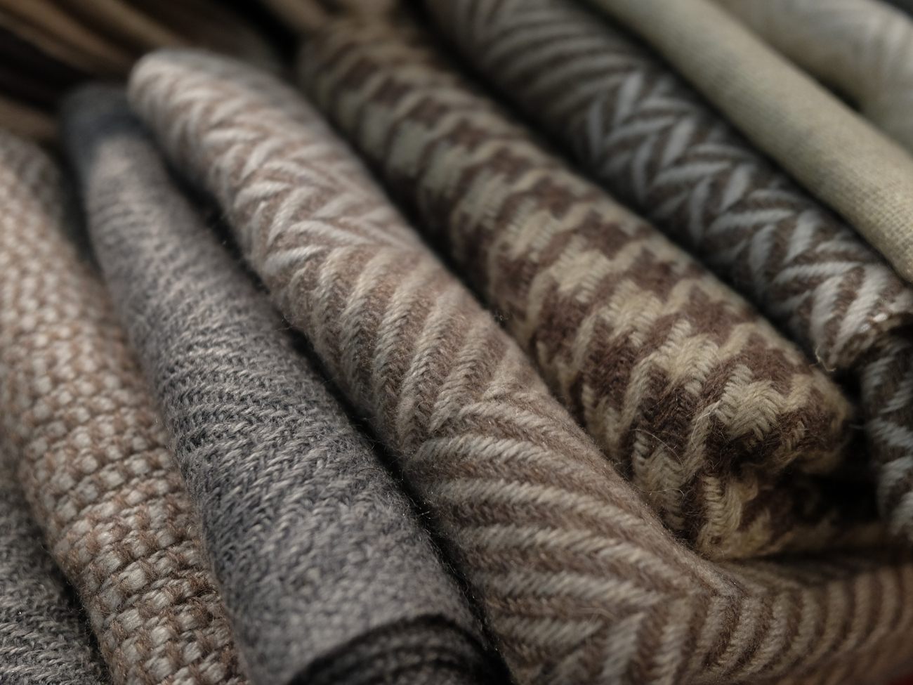 Textures de pashmina, cachemire et soie pour comparer les fibres naturelles