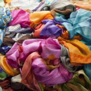 Foulard carré en soie peinte à la main, élégant et polyvalent, pour homme et femme