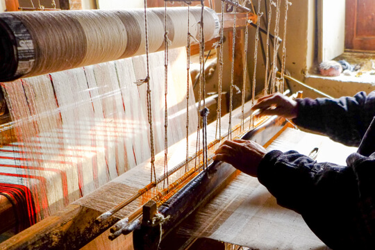 Tissage artisanal de pashmina (cachemire) sur métier à tisser traditionnel en Inde