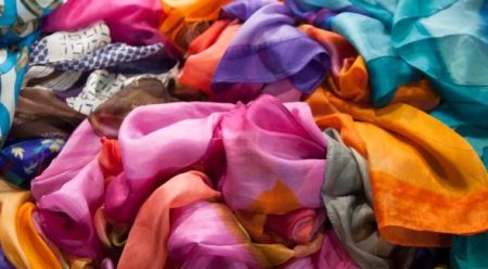 Foulard carré en soie peinte à la main, élégant et polyvalent, pour homme et femme