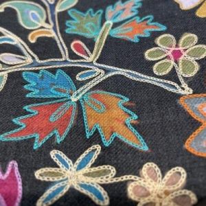 Étole cachemire florale brodée, style Kani, artisanale d’Inde