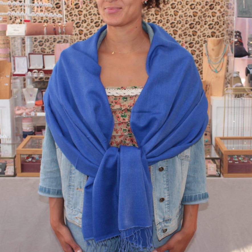 tole en cachemire et soie bleu roi porte en chle, pashmina artisanal du Npal